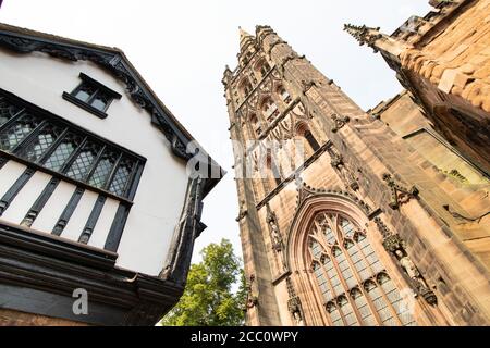 Blick auf die St Mary's Guild Hall und die alte Coventry Cathedral in der Bayley Lane im Zentrum von Coventry. Stockfoto