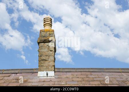 Schornsteintopf auf dem alten viktorianischen Hausdach uk Stockfoto