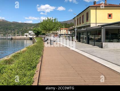 Luino, Lombardei, Italien - 30. April 2019: Menschen, die am Luino-See entlang an der Küste des Lago Maggiore, Italien, wandern Stockfoto