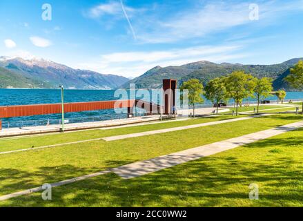 Blick auf den Lago Maggiore vom Luino Seeufer Park, Provinz Varese, Italien Stockfoto