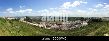 Panorama-Aufnahme von ländlichen weißen Häusern umgeben von viel Grün in Spanien Stockfoto