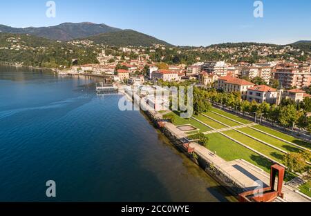 Luftaufnahme von Luino, ist eine kleine Stadt am Ufer des Lago Maggiore in der Provinz Varese, Lombardei, Italien. Stockfoto