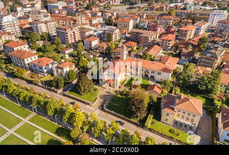 Luftaufnahme von Luino, ist eine kleine Stadt am Ufer des Lago Maggiore in der Provinz Varese, Lombardei, Italien. Stockfoto