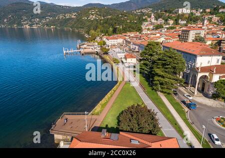 Luftaufnahme von Luino, ist eine kleine Stadt am Ufer des Lago Maggiore in der Provinz Varese, Lombardei, Italien. Stockfoto