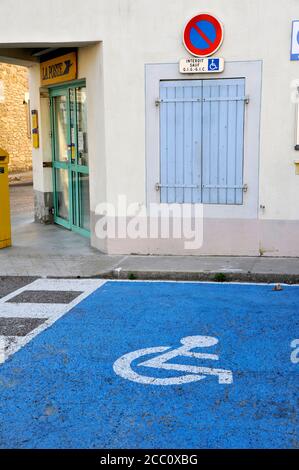 Frankreich, Rhone-Alpes, provenzalische Drome, Parkplatz für Behinderte in Saou Dorf reserviert. Stockfoto