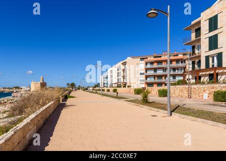 Menorca, Spanien, 15. Oktober 2019:Strandpromenade mit eleganten Hotels in Ciutadella auf der Insel Menorca. Spanien Stockfoto