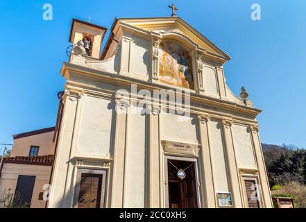 Alte Pfarrkirche von Sant Agnese in einem kleinen Dorf Masciago Primo von Valcuvia, Provinz Varese, Lombardei Stockfoto