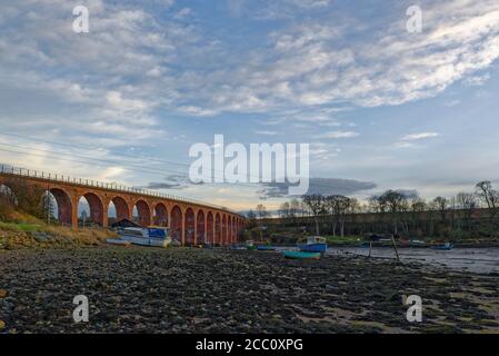 Der Brick baute eine Eisenbahnbrücke über den South Esk River im Montrose Basin, mit Fischerbooten, die bei Ebbe am schlammigen Ufer lagen. Stockfoto