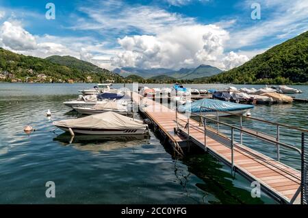 Landschaft des Luganer Sees und der Schweizer Alpen in Lavena Ponte Tresa, Provinz Varese, Italien Stockfoto