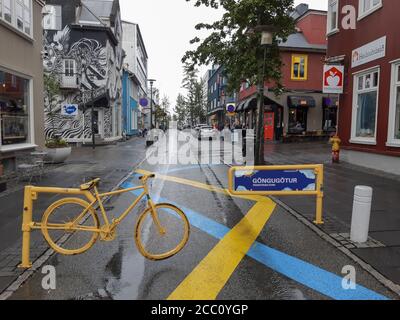 REYKJAVIK, ISLAND - 08. Jul 2019: Reykjavik, Island, 2019. Juli: Fußgängerzone in Reykjavik, Island, an einem regnerischen Tag Stockfoto