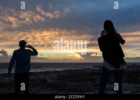 Junges Paar, das Fotos von herrlichen Sonnenuntergang View Stockfoto