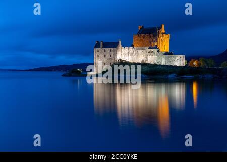 Eilean Donan Castle im schottischen Hochland mit Wasserspiegelung fotografiert Zur blauen Stunde nach Sonnenuntergang Stockfoto