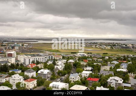 REYKJAVIK, ISLAND - 08. Jul 2019: Reykjavik, Island, 2019. Juli: Blick über den Flughafen der Stadt, Hochwinkel Stockfoto