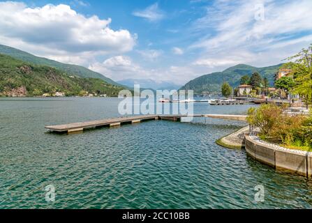 Landschaft des Luganer Sees an einem bewölkten Tag, Porto Ceresio Tresa, Italien Stockfoto