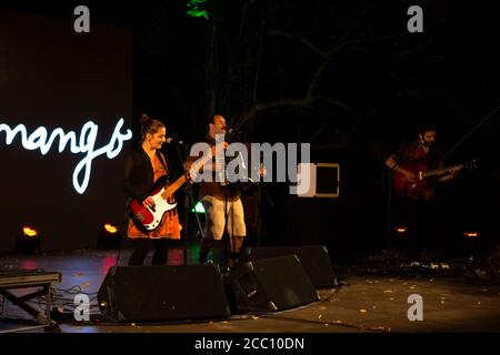Viseu / Portugal - 07 31 2020: Blick auf ein Abend-und Outdoor-Musical, cubo magico Veranstaltung, Musikkonzert mit einer Frau spielt den Bass und ein Mann spielen Stockfoto