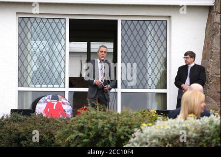 Schauspieler James Nesbitt bei Familiengebeten vor dem 18 Castle Walk, Coleraine, Nordirland, vor der Beerdigung seines Vaters James Nesbitt SR, die auf Downhill Burying Ground abgehalten wird. Stockfoto