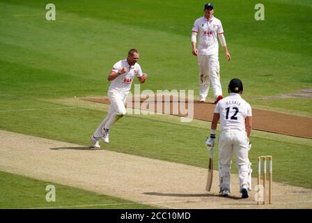 Essex's Jamie Porter (links) feiert, das Wicket von Sussex's Stuart Meaker während des dritten Tages des Bob Willis Trophy Spiels auf dem 1. Central County Ground, Hove, zu nehmen. Stockfoto