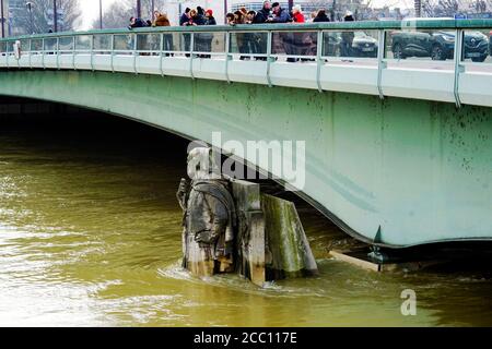 Europa, Frankreich, Ile de France, Paris, die seine überfüllt, 27. Januar 2018. Die Zouave der Pont de l'Alma halb unter Wasser. Stockfoto