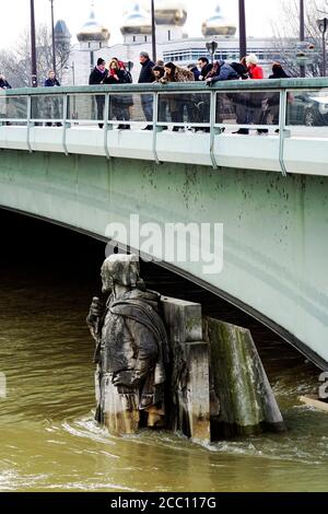 Europa, Frankreich, Ile de France, Paris, die seine überfüllt, 27. Januar 2018. Die Zouave der Pont de l'Alma halb unter Wasser. Stockfoto