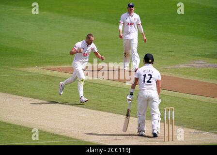 Essex's Jamie Porter (links) feiert, das Wicket von Sussex's Stuart Meaker während des dritten Tages des Bob Willis Trophy Spiels auf dem 1. Central County Ground, Hove, zu nehmen. Stockfoto