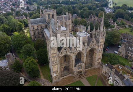 Die Steinmetz Kate Holmes von Architectural & Heritage Scanning Ltd seils down Peterborough Cathedral, um einen Laserscan auf dem durchzuführen, was das Team behauptet, das am meisten digital aufgezeichnete historische Gebäude der Welt ist, vor Westminster Abbey und Notre Dame Cathedral. Stockfoto