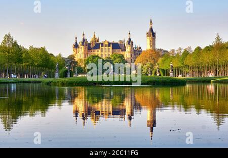 Blick über das Wasser zum Schweriner Schloss. Mecklenburg-Vorpommern, Deutschland Stockfoto