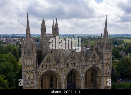 Die Steinmetz Kate Holmes von Architectural & Heritage Scanning Ltd seils down Peterborough Cathedral, um einen Laserscan auf dem durchzuführen, was das Team behauptet, das am meisten digital aufgezeichnete historische Gebäude der Welt ist, vor Westminster Abbey und Notre Dame Cathedral. Stockfoto