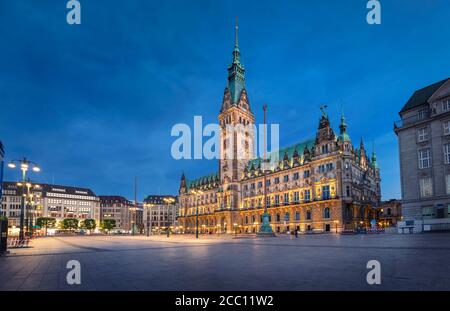 Hamburg, Deutschland. Blick auf das beleuchtete Rathaus in der Abenddämmerung am Rathausmarkt Stockfoto