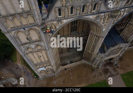 Die Steinmetz Kate Holmes von Architectural & Heritage Scanning Ltd seils down Peterborough Cathedral, um einen Laserscan auf dem durchzuführen, was das Team behauptet, das am meisten digital aufgezeichnete historische Gebäude der Welt ist, vor Westminster Abbey und Notre Dame Cathedral. Stockfoto