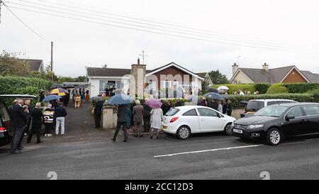 Die Menschen zollen ihren Respekt bei Familiengebeten vor dem 18 Castle Walk, Coleraine, Nordirland, vor der Beerdigung von James Nesbitt SR, Vater des Schauspielers James Nesbitt, der auf dem Downhill Burying Ground abgehalten wird. Stockfoto