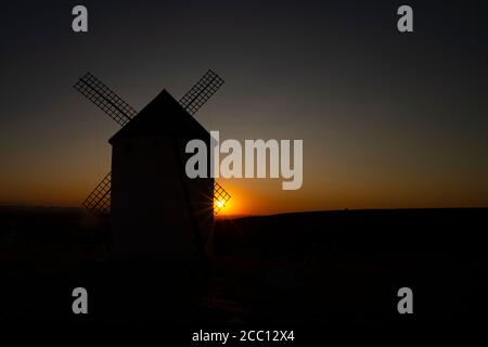 Puesta de sol con Molinos de Viento en Campo de Criptana, España Stockfoto