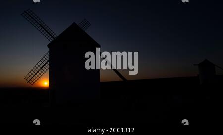 Molinos de Viento al contraluz en Campo de Criptana, España Stockfoto