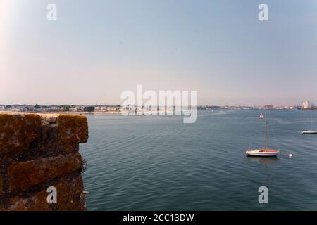 Europa, Frankreich, Bretagne, Morbihan, Port Louis, la Citadelle, von Lorient aus gesehen Stockfoto