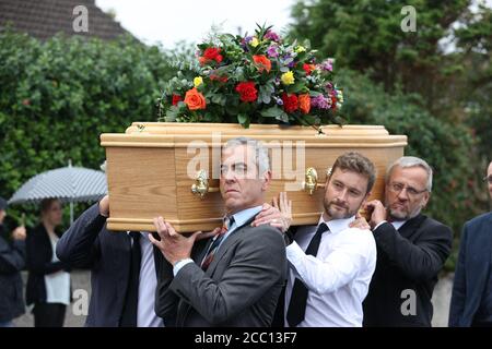 Schauspieler James Nesbitt trägt die Schatulle seines Vaters im Castle Walk, Coleraine, Nordirland, vor der Beerdigung seines Vaters James Nesbitt SR, die auf Downhill Burying Ground stattfinden wird. Stockfoto