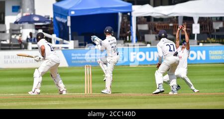 Hove UK 17. August 2020 - Alastair Cook (ganz rechts) Von Essex nimmt einen scharfen Fang, um Sussex Aaron Thomason aus der Bowling von Simon Harmer für 30 Läufe während des 3. Tages der Bob Willis Trophy Cricket-Spiel zwischen Sussex und Essex statt hinter verschlossenen Türen ohne Fans Teilnahme an der 1. Central County Boden entlassen In Hove : Credit Simon Dack / Alamy Live News Stockfoto