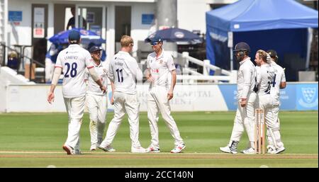 Hove UK 17. August 2020 - Alastair Cook von Essex feiert mit Bowler Simon Harmer, nachdem er einen scharfen Fang gemacht hatte, um Sussex Aaron Thomason für 30 Läufe während des 3. Tages des Bob Willis Trophy Cricket-Matches zwischen Sussex und Essex hinter verschlossenen Türen zu entlassen Ohne Fans auf dem 1st Central County Ground in Hove : Credit Simon Dack / Alamy Live News Stockfoto