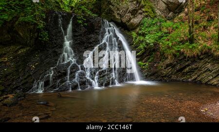 Wasserfälle im Fairy Glen auf der Black Isle im schottischen Hochland ist das glen ein Naturschutzgebiet in der Nähe des Dorfes Rosemarkie. Stockfoto