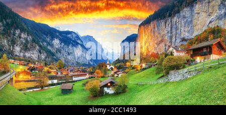 Faszinierende Herbstansicht des Lauterbrunnental mit herrlichem Staubbach Wasserfall und Schweizer Alpen bei Sonnenuntergang. Lage: Lauterbrunnen Dorf, Ber Stockfoto