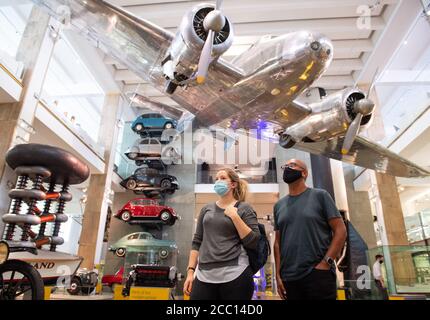 Mitarbeiter des Science Museum im Zentrum von London stehen unter einem 1935 Lockheed Electra Airliner während eines Vorbesichtigung-Tages vor der vollständigen Wiedereröffnung des Museums am 19. August. Stockfoto