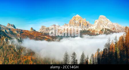 Sonnige Herbstlandschaft mit Blick auf Tofana di Rozes und Cinque Torri. Ort: Cortina d'Ampezzo, Provinz Belluno, Südtirol, Italien, Europa Stockfoto