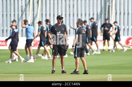 Hove UK 17. August 2020 - Sussex-Trainer Jason Gillespie während des 3. Tages des Bob Willis Trophy Cricket-Matches zwischen Sussex und Essex, das hinter verschlossenen Türen stattfindet, ohne dass Fans am 1. Central County Ground in Hove teilnehmen : Credit Simon Dack / Alamy Live News Stockfoto