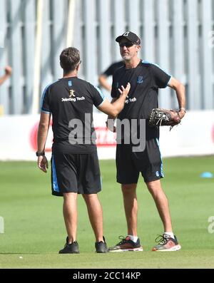 Hove UK 17. August 2020 - Sussex-Trainer Jason Gillespie während des 3. Tages des Bob Willis Trophy Cricket-Matches zwischen Sussex und Essex, das hinter verschlossenen Türen stattfindet, ohne dass Fans am 1. Central County Ground in Hove teilnehmen : Credit Simon Dack / Alamy Live News Stockfoto