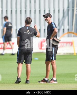 Hove UK 17. August 2020 - Sussex-Trainer Jason Gillespie während des 3. Tages des Bob Willis Trophy Cricket-Matches zwischen Sussex und Essex, das hinter verschlossenen Türen stattfindet, ohne dass Fans am 1. Central County Ground in Hove teilnehmen : Credit Simon Dack / Alamy Live News Stockfoto