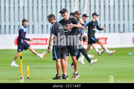 Hove UK 17. August 2020 - Sussex-Trainer Jason Gillespie während des 3. Tages des Bob Willis Trophy Cricket-Matches zwischen Sussex und Essex, das hinter verschlossenen Türen stattfindet, ohne dass Fans am 1. Central County Ground in Hove teilnehmen : Credit Simon Dack / Alamy Live News Stockfoto