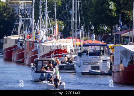 Rostock, Deutschland. August 2020. Fischerboote liegen am Alten Strom im Ostseebad Warnemünde. Quelle: Jens Büttner/dpa-Zentralbild/ZB/dpa/Alamy Live News Stockfoto