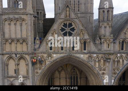 Die Steinmetz Kate Holmes von Architectural & Heritage Scanning Ltd seils down Peterborough Cathedral, um einen Laserscan auf dem durchzuführen, was das Team behauptet, das am meisten digital aufgezeichnete historische Gebäude der Welt ist, vor Westminster Abbey und Notre Dame Cathedral. Stockfoto