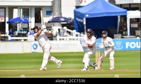 Hove UK 17. August 2020 - am 3. Tag des Cricket-Spiels der Bob Willis Trophy zwischen Sussex und Essex, das ohne Fans auf dem 1. Central County Ground in Hove stattfindet, trifft sich Aaron Thomason von Sussex: Kredit Simon Dack / Alamy Live Nachrichten Stockfoto