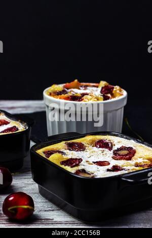Traditionelle französische Kirschkuchen mit Puderzucker bestäubt. Stockfoto