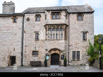 Das Greedy Goose Restaurant befindet sich im Prysten House (c. 1498), ein Grade I gelistetes Handelshaus des 15. Jahrhunderts in Plymouth, Devon, England, Großbritannien. Stockfoto