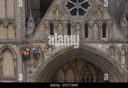 Die Steinmetz Kate Holmes von Architectural & Heritage Scanning Ltd seils down Peterborough Cathedral, um einen Laserscan auf dem durchzuführen, was das Team behauptet, das am meisten digital aufgezeichnete historische Gebäude der Welt ist, vor Westminster Abbey und Notre Dame Cathedral. Stockfoto